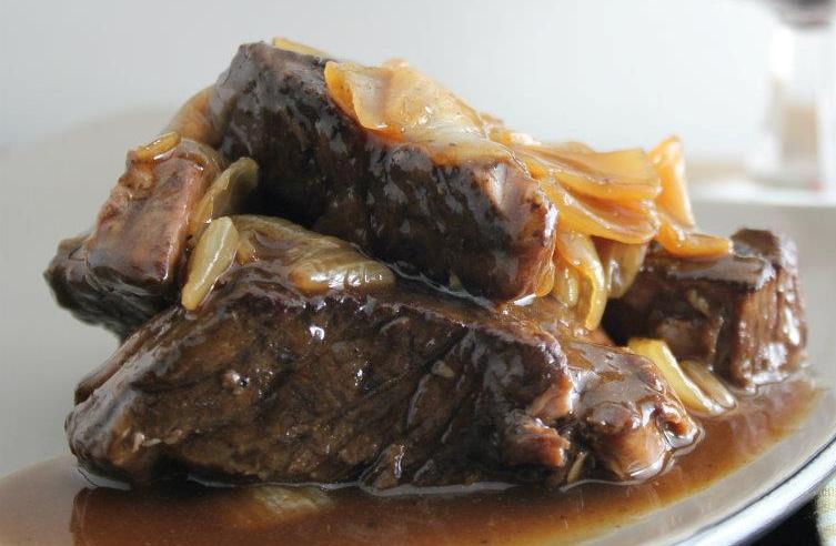 Braised beef chuck with onions in gravy